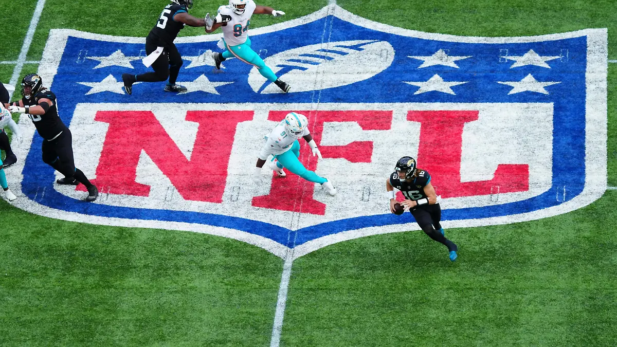  Sport Bilder des Tages Mandatory Credit: Photo by Javier Garcia/Shutterstock 12538855ad Trevor Lawrence Jacksonville Jaguars quarterback 16 Jacksonville Jaguars v Miami Dolphins, NFL, American Football Herren, USA American Football, Tottenham Hotspur Stadium, London, UK - 17 Oct 2021 Jacksonville Jaguars v Miami Dolphins, NFL, American Football, Tottenham Hotspur Stadium, London, UK - 17 Oct 2021 PUBLICATIONxINxGERxSUIxAUTXHUNxGRExMLTxCYPxROMxBULxUAExKSAxONLY Copyright: xJavierxGarcia/Shutterstockx 12538855ad