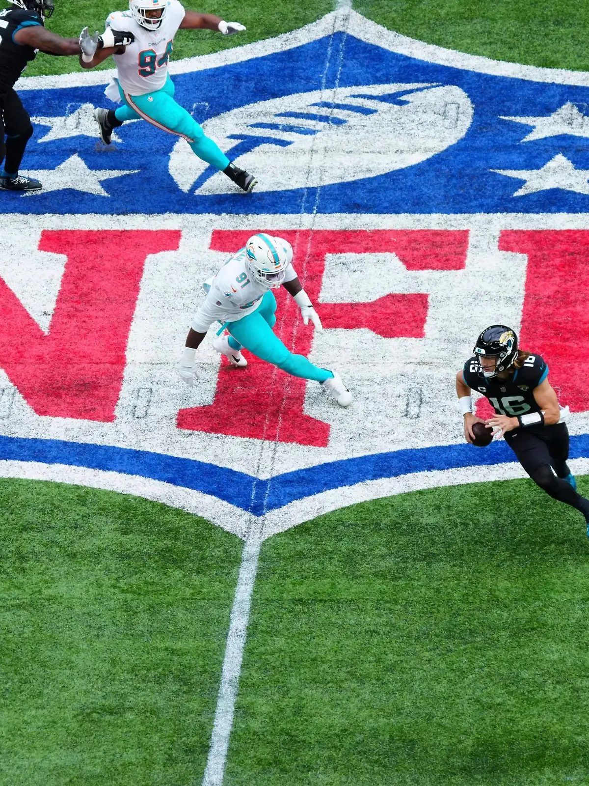  Sport Bilder des Tages Mandatory Credit: Photo by Javier Garcia/Shutterstock 12538855ad Trevor Lawrence Jacksonville Jaguars quarterback 16 Jacksonville Jaguars v Miami Dolphins, NFL, American Football Herren, USA American Football, Tottenham Hotspur Stadium, London, UK - 17 Oct 2021 Jacksonville Jaguars v Miami Dolphins, NFL, American Football, Tottenham Hotspur Stadium, London, UK - 17 Oct 2021 PUBLICATIONxINxGERxSUIxAUTXHUNxGRExMLTxCYPxROMxBULxUAExKSAxONLY Copyright: xJavierxGarcia/Shutterstockx 12538855ad