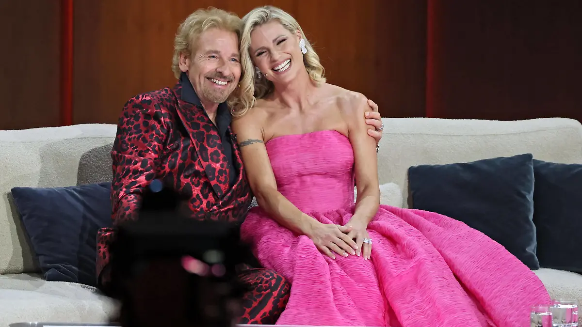 ZDF - Wetten, dass... Fernsehmoderator Thomas Gottschalk und Fernsehmoderatorin Michelle Hunziker während der ZDF - Fernsehshow Wetten , dass... am 19.11.2022 live aus Friedrichshafen. 20221119SBK0014 *** ZDF bets that TV host Thomas Gottschalk and TV host Michelle Hunziker during the ZDF TV show Wetten , dass on 19 11 2022 live from Friedrichshafen 20221119SBK0014