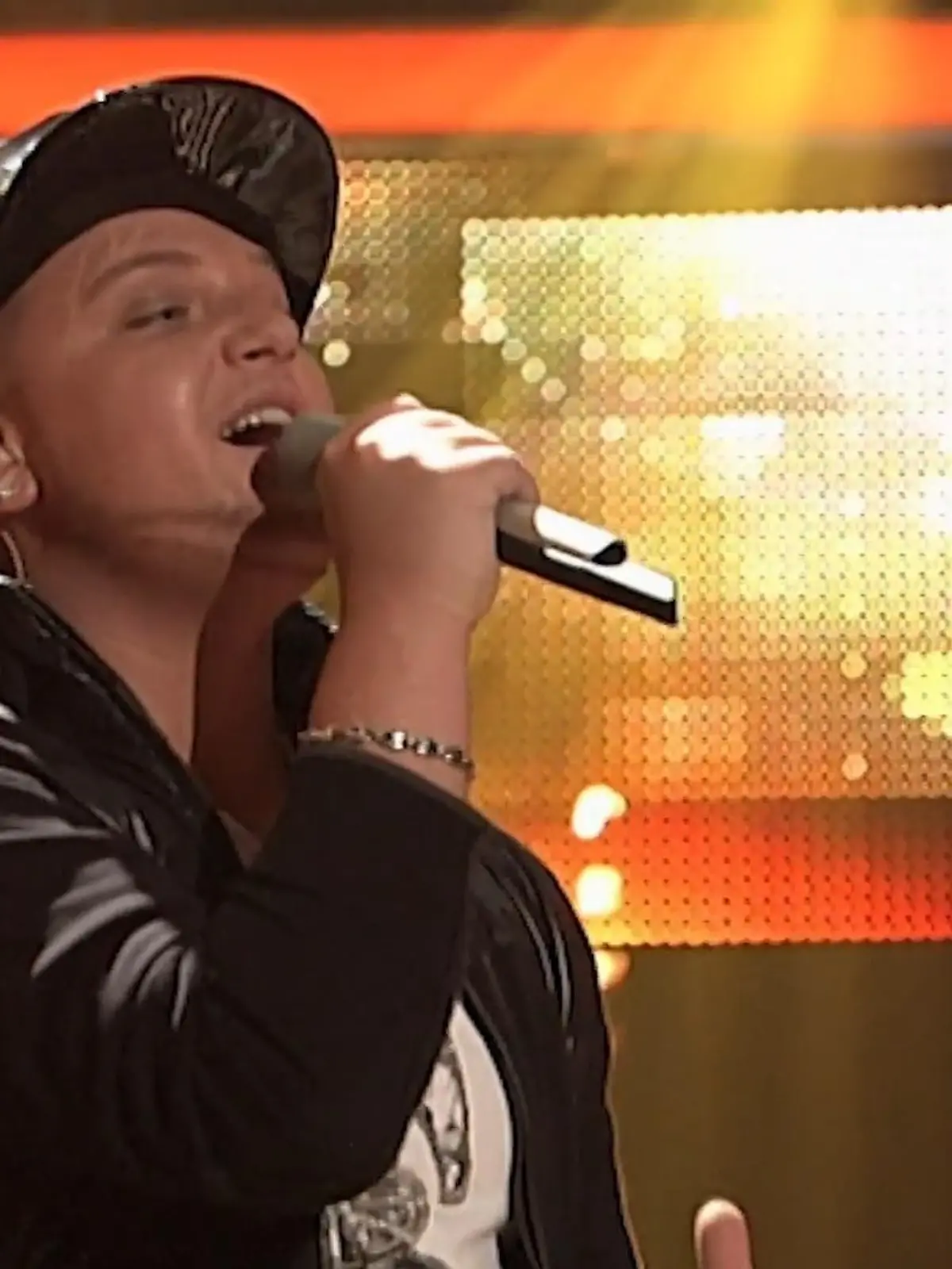 Es war schon ein etwas holpriger Start für Menowin Fröhlich in die DSDS-Welt. 2005 wollte er zum Superstar werden, aber seine sprichwörtlichen Konflikte mit dem Gesetz machten ihm einen Strich durch die Rechnung. 2010 hatte er dann endlich eine einigermaßen seriöse Phase und widmete seinen ersten Song im Rahmen der „Top 15“-Show seinem kleinen Sohn. Seine Performance von damals ist hier noch einmal im Video zu sehen.