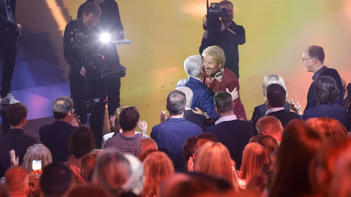 26.11.2023, Baden-Württemberg, Offenburg: Moderator Thomas Gottschalk wird am Ende der ZDF-Show "Wetten, dass..?" vom früheren Moderator Frank Elstner umarmt. Gottschalk moderiert zum letzten Mal «Wetten, dass..?». Nach 36 Jahren beendet er am 25. November seine Karriere als Wett-Moderator. Foto: Philipp von Ditfurth/dpa +++ dpa-Bildfunk +++