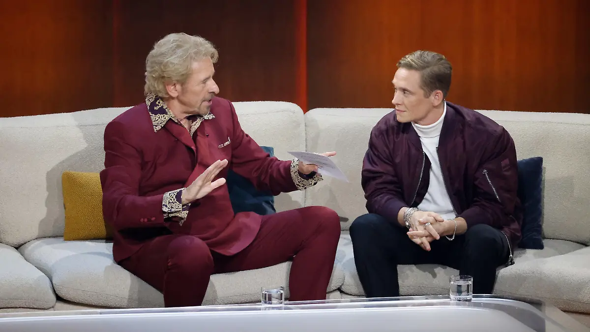 25.11.2023, Baden-Württemberg, Offenburg: Moderator Thomas Gottschalk (l) unterhält sich bei der ZDF-Show "Wetten, dass..?" mit dem Schauspieler Matthias Schweighöfer. Gottschalk moderiert zum letzten Mal «Wetten, dass..?». Nach 36 Jahren beendet er am 25. November seine Karriere als Wett-Moderator. Foto: Philipp von Ditfurth/dpa +++ dpa-Bildfunk +++