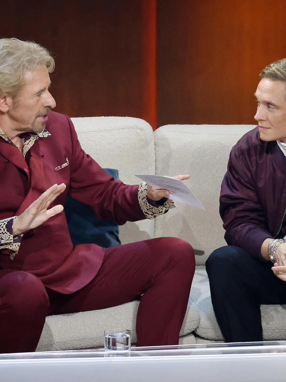 25.11.2023, Baden-Württemberg, Offenburg: Moderator Thomas Gottschalk (l) unterhält sich bei der ZDF-Show "Wetten, dass..?" mit dem Schauspieler Matthias Schweighöfer. Gottschalk moderiert zum letzten Mal «Wetten, dass..?». Nach 36 Jahren beendet er am 25. November seine Karriere als Wett-Moderator. Foto: Philipp von Ditfurth/dpa +++ dpa-Bildfunk +++