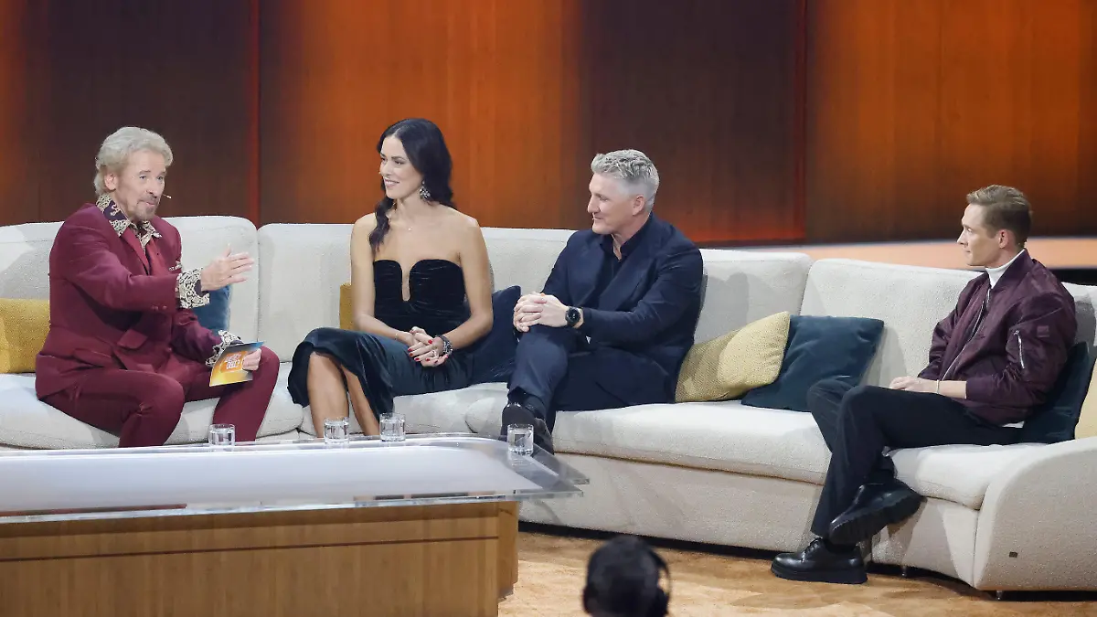 25.11.2023, Baden-Württemberg, Offenburg: Der ehemaliger Fußballer Bastian Schweinsteiger (2.v.r.) und seine Frau, Tennisspielerin Ana Ivanovic, unterhalten sich mit Moderator Thomas Gottschalk (l) und dem Schauspieler Matthias Schweighöfer bei der ZDF-Show "Wetten, dass..?". Gottschalk moderiert zum letzten Mal «Wetten, dass..?». Nach 36 Jahren beendet er am 25. November seine Karriere als Wett-Moderator. Foto: Philipp von Ditfurth/dpa +++ dpa-Bildfunk +++