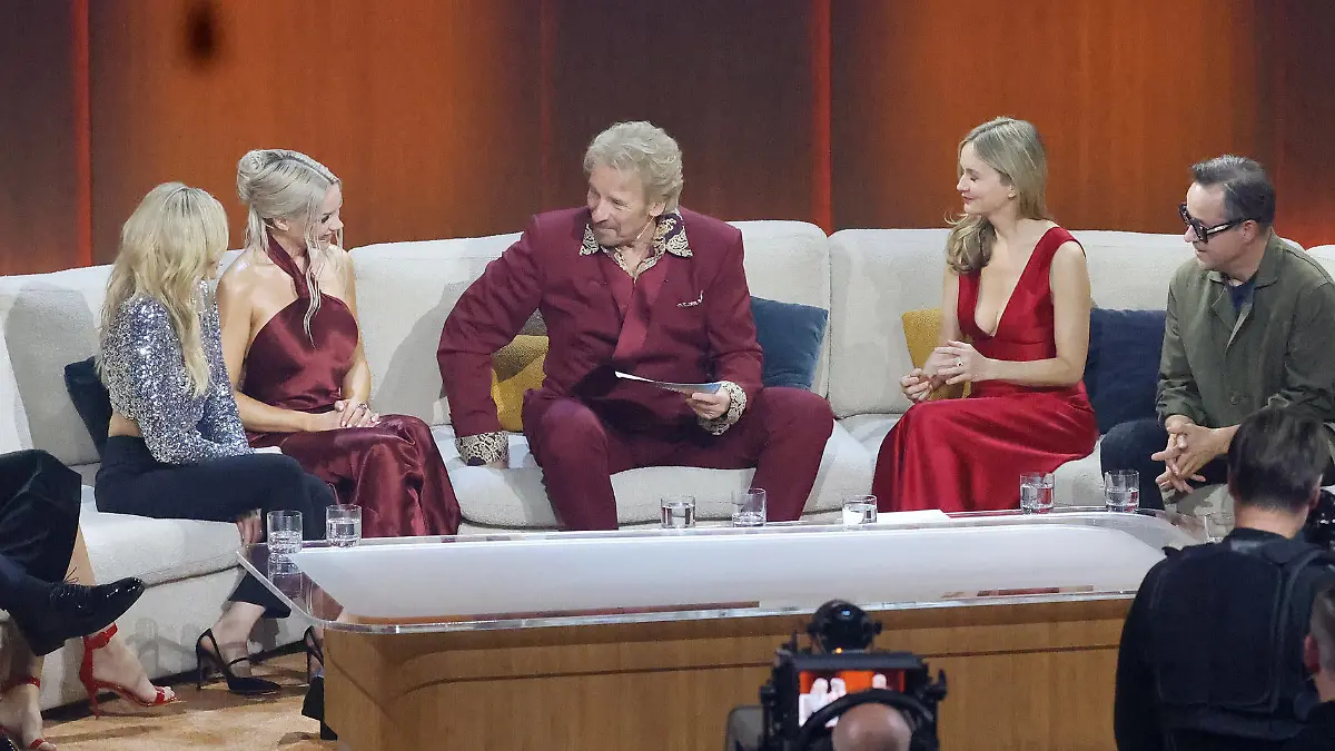 25.11.2023, Baden-Württemberg, Offenburg: Der ehemaliger Fußballer Bastian Schweinsteiger (l-r) und seine Frau, Tennisspielerin Ana Ivanovic, Helene Fischer, Shirin David, Moderator Thomas Gottschalk und die Schauspieler Stefanie Stappenbeck, Jan Josef Liefers und Matthias Schweighöfer unterhalten sich während der ZDF-Show "Wetten, dass..?". Gottschalk moderiert zum letzten Mal «Wetten, dass..?». Nach 36 Jahren beendet er am 25. November seine Karriere als Wett-Moderator. Foto: Philipp von Ditfurth/dpa +++ dpa-Bildfunk +++