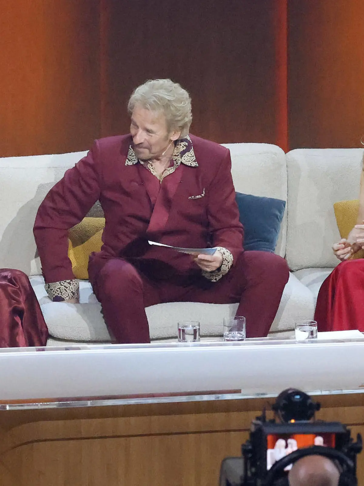 25.11.2023, Baden-Württemberg, Offenburg: Der ehemaliger Fußballer Bastian Schweinsteiger (l-r) und seine Frau, Tennisspielerin Ana Ivanovic, Helene Fischer, Shirin David, Moderator Thomas Gottschalk und die Schauspieler Stefanie Stappenbeck, Jan Josef Liefers und Matthias Schweighöfer unterhalten sich während der ZDF-Show "Wetten, dass..?". Gottschalk moderiert zum letzten Mal «Wetten, dass..?». Nach 36 Jahren beendet er am 25. November seine Karriere als Wett-Moderator. Foto: Philipp von Ditfurth/dpa +++ dpa-Bildfunk +++
