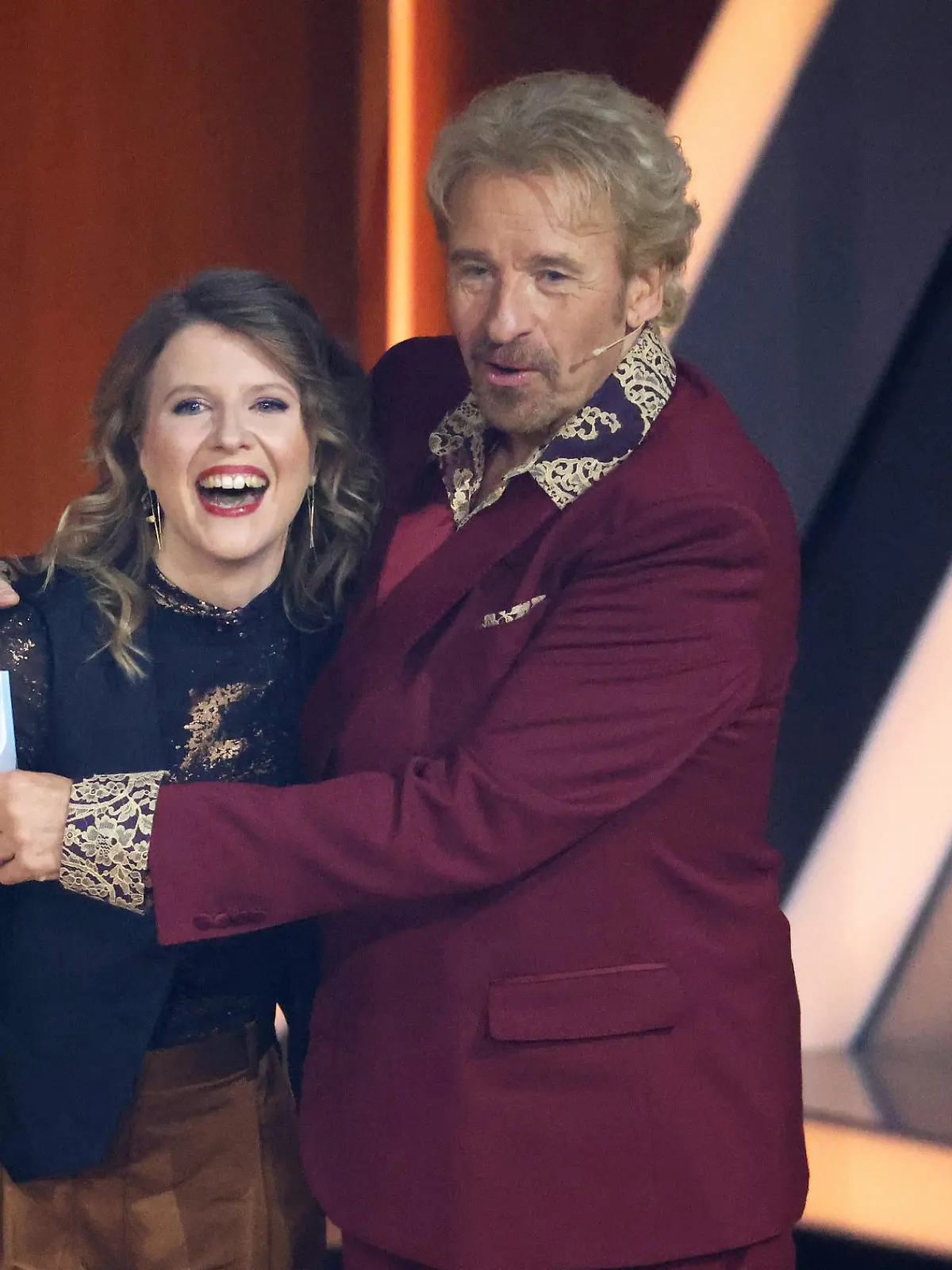 25.11.2023, Baden-Württemberg, Offenburg: Moderator Thomas Gottschalk begrüßt Julia Reichert zur Wette 6. mit Strichcodes bei der ZDF-Show "Wetten, dass..?". Gottschalk moderiert zum letzten Mal «Wetten, dass..?». Nach 36 Jahren beendet er am 25. November seine Karriere als Wett-Moderator. Foto: Philipp von Ditfurth/dpa +++ dpa-Bildfunk +++