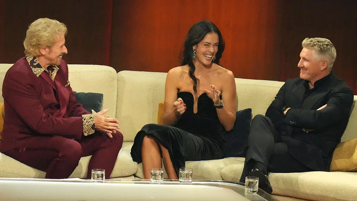 Thomas Gottschalk, Ana Ivanovic und Bastian Schweinsteiger bei Wetten dass ZDF am 25.11.2023 in Offenburg Wetten, dass ZDF in Offenburg am 25.11.2023 *** Thomas Gottschalk, Ana Ivanovic and Bastian Schweinsteiger at Wetten dass ZDF on 25 11 2023 in Offenburg Wetten dass ZDF in Offenburg on 25 11 2023 PUBLICATIONxINxGERxSUIxAUTxONLY