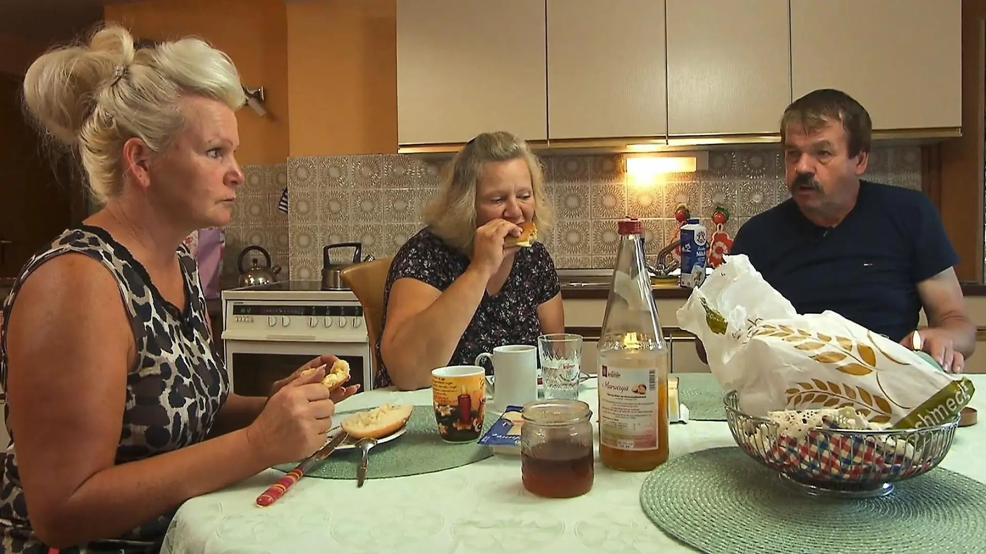 Zickenkrieg beim Frühstück? Das schmeckt Hofdame Simone (re.) gar nicht