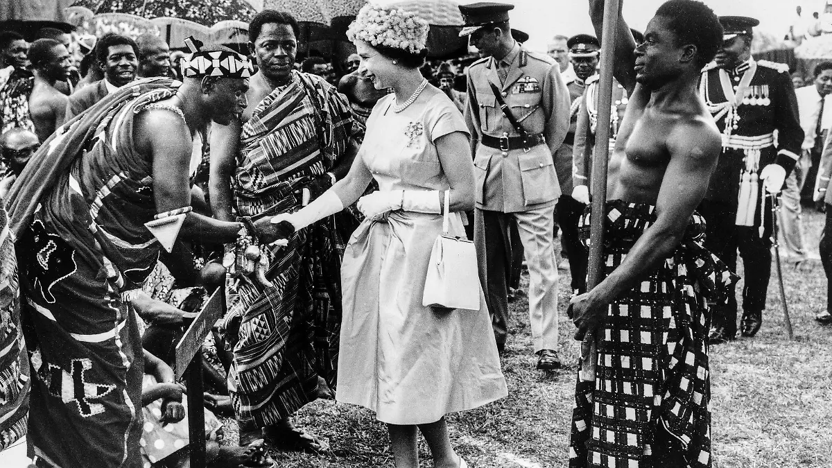 ARCHIV - 16.11.1961, Ghana, Accra: Die britische Königin Elizabeth II. und ihr Ehemann Prinz Philip, Herzog von Edinburgh, treffen während ihres Besuchs im überfüllten Kumasi-Stadion mit Vertretern der Ashanti-Volksgruppe zusammen. Die britische Königin Elizabeth II. ist am 08.09.2022 im Alter von 96 Jahren gestorben. Foto: Str/KEYSTONE/dpa +++ dpa-Bildfunk +++