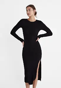 Weiches Midikleid aus Rippenstrick von Stradivarius