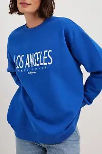 Pullover mit Stadt-Aufdruck von NA-KD