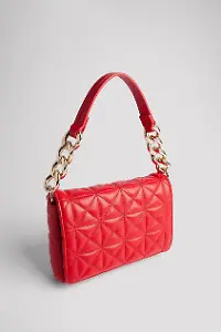 Gesteppte Schultertasche mit klobiger Kette von NA-KD