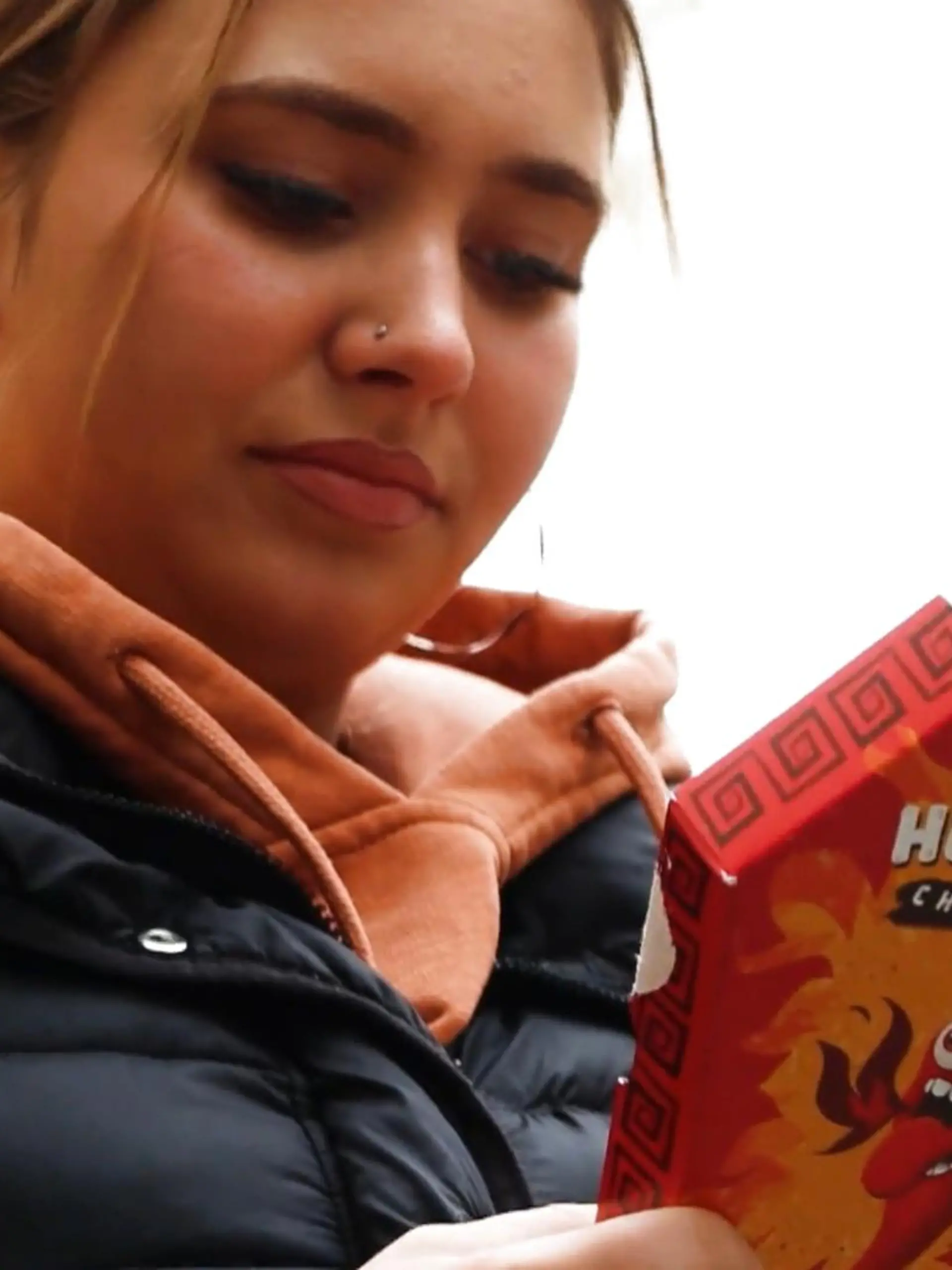 Bei TikTok gibt es immer wieder gefährliche Mutproben, die richtig böse enden können!

Da wird Deodorant zur Hautkühlung eingesetzt, bis es brennt, megascharfe Chips gegessen, Lachgas und sogar so etwas Harmloses wie Zimt werden plötzlich gefährlich! Wie können wir unsere Kinder vor leichtsinnigen Herausforderungen schützen? Die superscharfen Chips sind jetzt verboten. Mit der 15-jährigen Emilia als Lockvogel möchten wir herausfinden: Bekommt sie die Chips trotzdem im Laden? Und wie gut wissen die Erwachsenen eigentlich Bescheid? Das erfahrt ihr im Video!