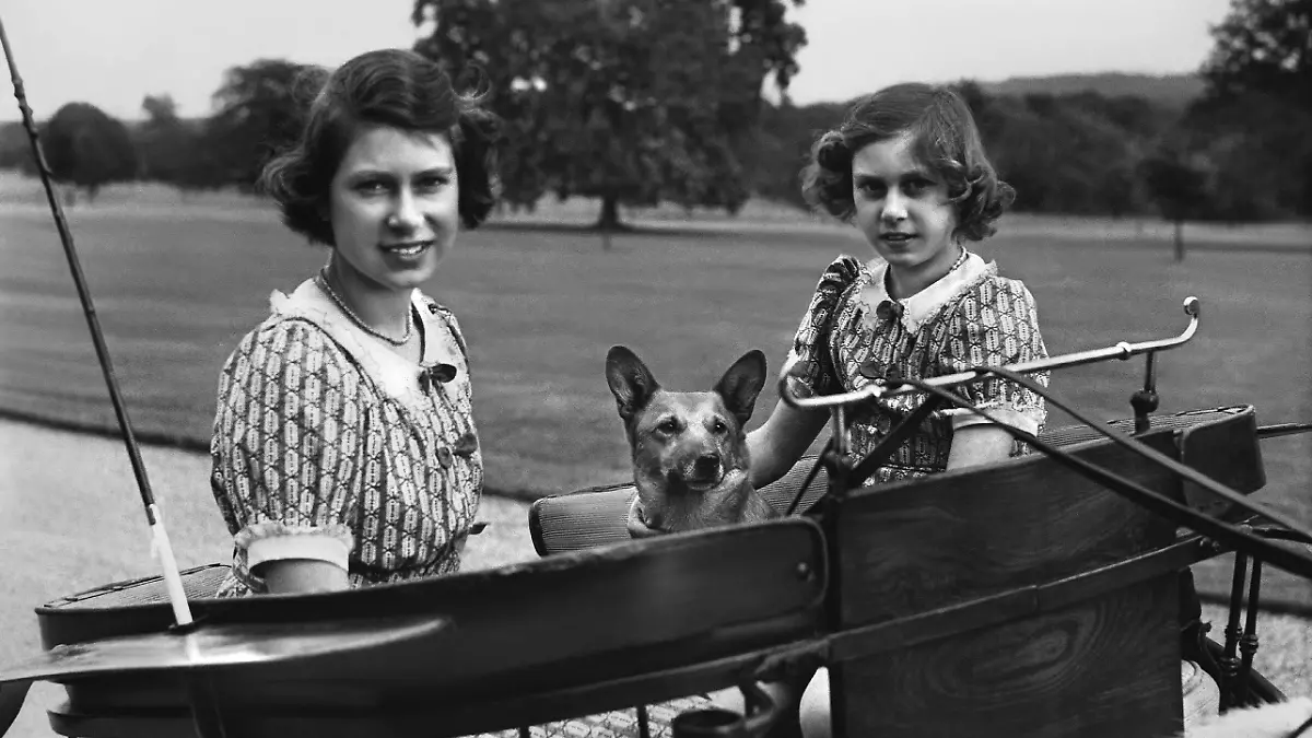  Princess Elizabeth as a teenager with her sister Princess Margaret with one of their pet Corgis in a horse-drawn coach. PUBLICATIONxINxGERxSUIxAUTxNEDxUSAxCHNxONLY Copyright: MaryxEvansxMorgon 12025011 editorial use only