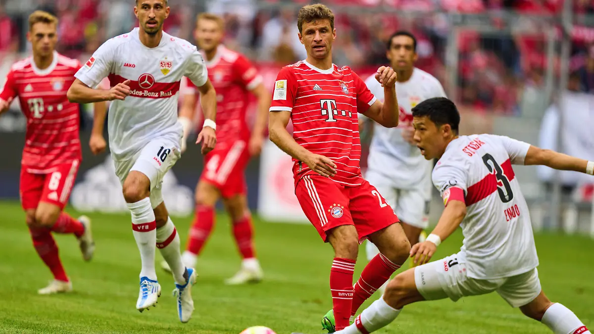  Thomas MUELLER, MÜLLER, FCB 25 compete for the ball, tackling, duel, header, zweikampf, action, fight against Wataru ENDO, VFB 3, Atakan KARAZOR, VFB 16 in the match FC BAYERN MÜNCHEN - VFB STUTTGART 2-2 1.German Football League on Sept 10, 2022 in Munich, Germany. Season 2022/2023, matchday 6, 1.Bundesliga, FCB, München, 6.Spieltag