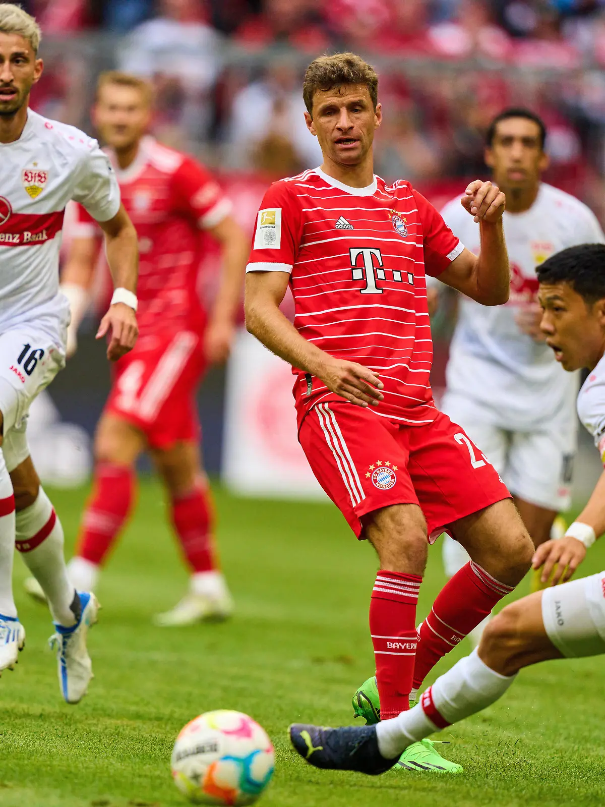  Thomas MUELLER, MÜLLER, FCB 25 compete for the ball, tackling, duel, header, zweikampf, action, fight against Wataru ENDO, VFB 3, Atakan KARAZOR, VFB 16 in the match FC BAYERN MÜNCHEN - VFB STUTTGART 2-2 1.German Football League on Sept 10, 2022 in Munich, Germany. Season 2022/2023, matchday 6, 1.Bundesliga, FCB, München, 6.Spieltag