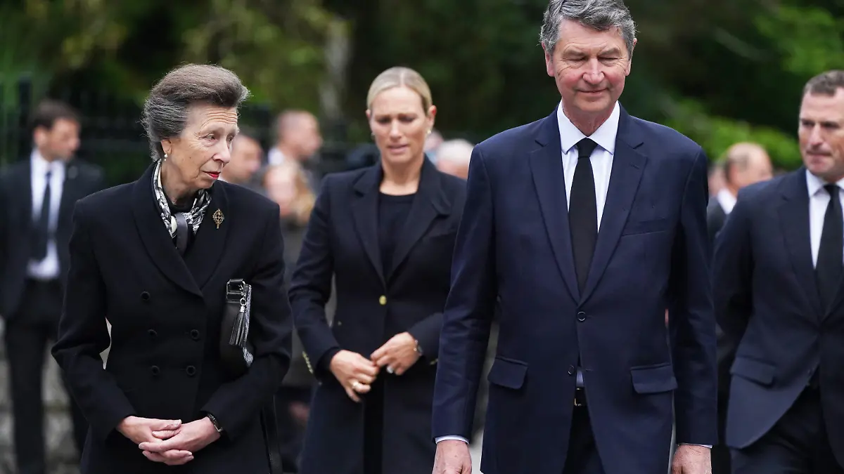 10.09.2022, Großbritannien, Balmoral: Prinzessin Anne (l-r), die Princess Royal, Zara Tindall, königliche Prinzessin und Enkelin von Königin Elizabeth II., Vizeadmiral Timothy Laurence und Peter Phillips, Enkel von Königin Elizabeth II., gehen auf einen Rundgang, um den Bürgern von Balmoral in Schottland nach dem Tod von Königin Elizabeth II. für ihre Anteilnahme zu danken. Foto: Owen Humphreys/PA Wire/dpa +++ dpa-Bildfunk +++
