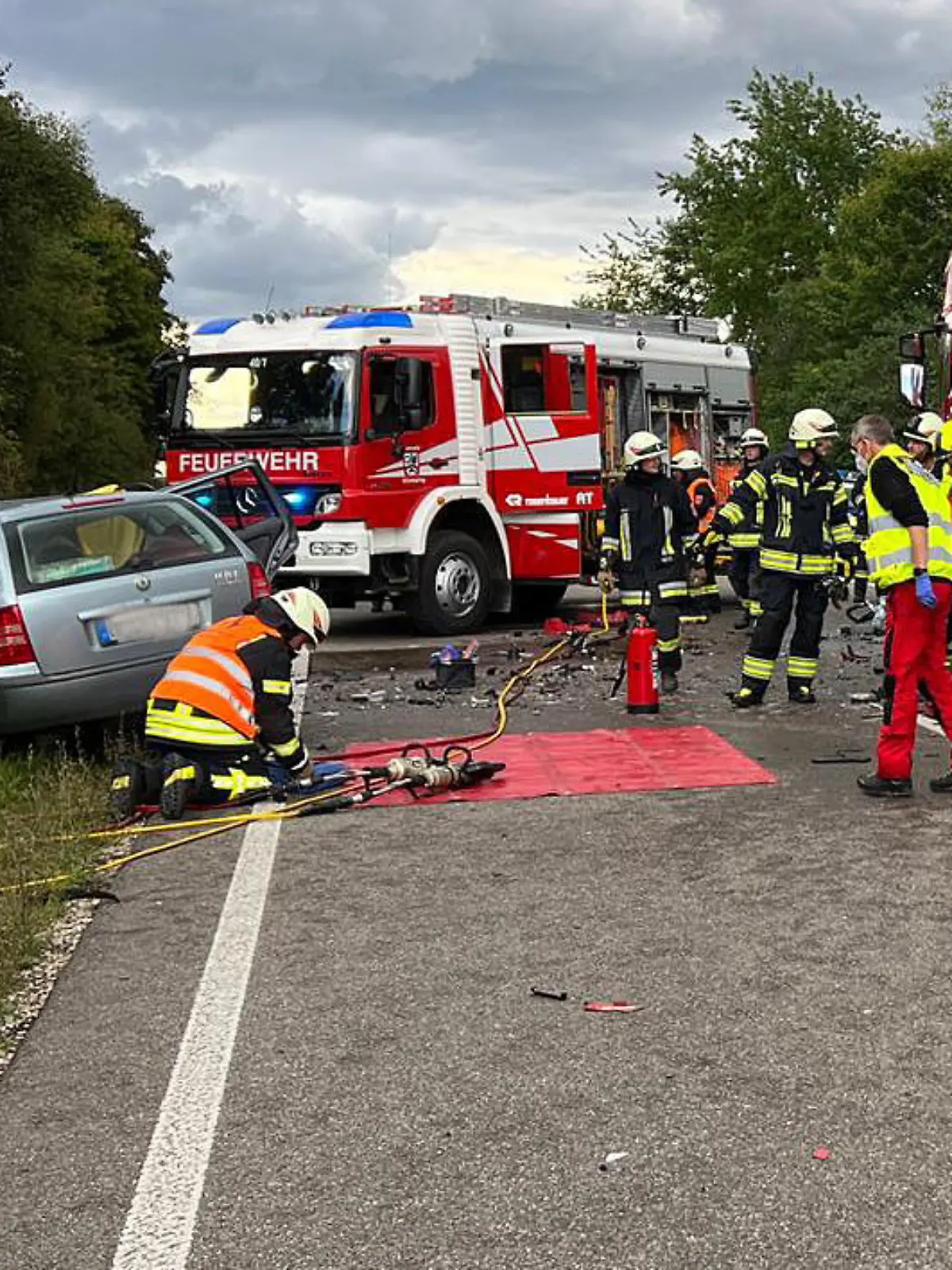 09.09.2022, Bayern, Weichering: Rettungskräfte arbeiten an einem Unfallort auf der B16. Bei einem Zusammenstoß ihres Autos mit einem Lkw ist eine Frau in Oberbayern tödlich verunglückt. Ihre beiden Söhne im Alter von fünf und neun Jahren wurden bei dem Unfall am Freitagnachmittag im Landkreis Neuburg-Schrobenhausen schwer verletzt, wie die Polizei am Abend mitteilte. Foto: Schmelzer/vifogra/dpa - ACHTUNG: Ein Kennzeichen wurde aus rechtlichen Gründen gepixelt +++ dpa-Bildfunk +++
