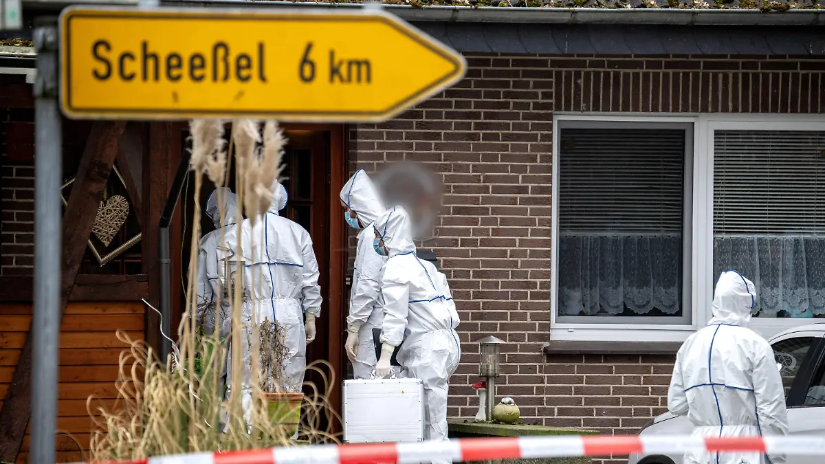 01.03.2024, Niedersachsen, Scheeßel: Beamte der Spurensicherung gehen zu einem Einfamilienhaus in der Gemeinde Scheeßel. Ein Bundeswehrsoldat steht im Verdacht, vier Menschen im niedersächsischen Landkreis Rotenburg (Wümme) erschossen haben. Unter den am Freitag entdeckten Toten sei auch ein Kind, teilten die Polizei Rotenburg und die Staatsanwaltschaft Verden mit. Es gebe zwei Tatorte - einen in Scheeßel und einen in Bothel im Landkreis Rotenburg. Foto: Sina Schuldt/dpa - ACHTUNG: Türschild wurde(n) aus rechtlichen Gründen gepixelt +++ dpa-Bildfunk +++