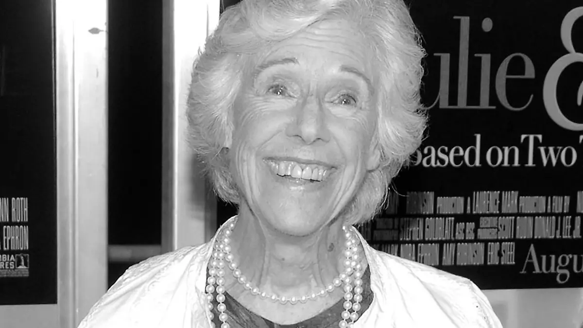 ARCHIV - 30.07.2009, USA, New York: Die Schauspielerin Frances Sternhagen besucht die Premiere von "Julie & Julia" in New York am 30. Juli 2009. Sternhagen, die erfahrene Charakterdarstellerin, die zwei Tony Awards gewann und den Fernsehzuschauern später in Serien wie "Cheers", "ER", "Sex and the City" und "The Closer" ein vertrautes mütterliches Gesicht wurde, ist gestorben. Sie wurde 93 Jahre alt. Foto: Peter Kramer/KRAPE via AP/dpa +++ dpa-Bildfunk +++