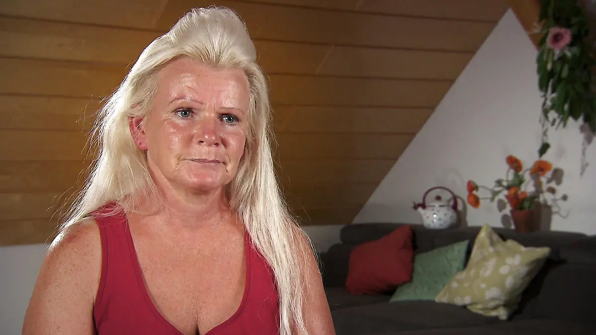 Bei „Bauer sucht Frau“ ist Siegfrieds Hofdame Simone alles andere als angetan von den nicht vorhandenen Tischmanieren ihres Bauerns.