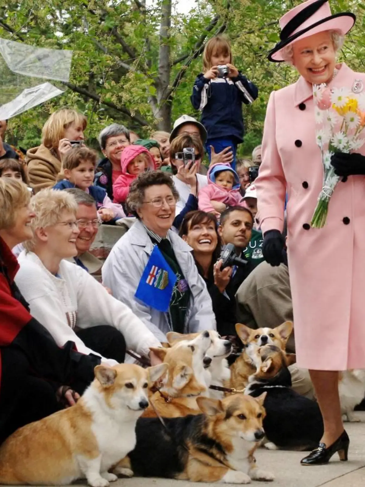 Königin Elizabeth II. wird im Jahr 2005 von Corgi-Fans und deren Hunden  in Edmonton begrüßt