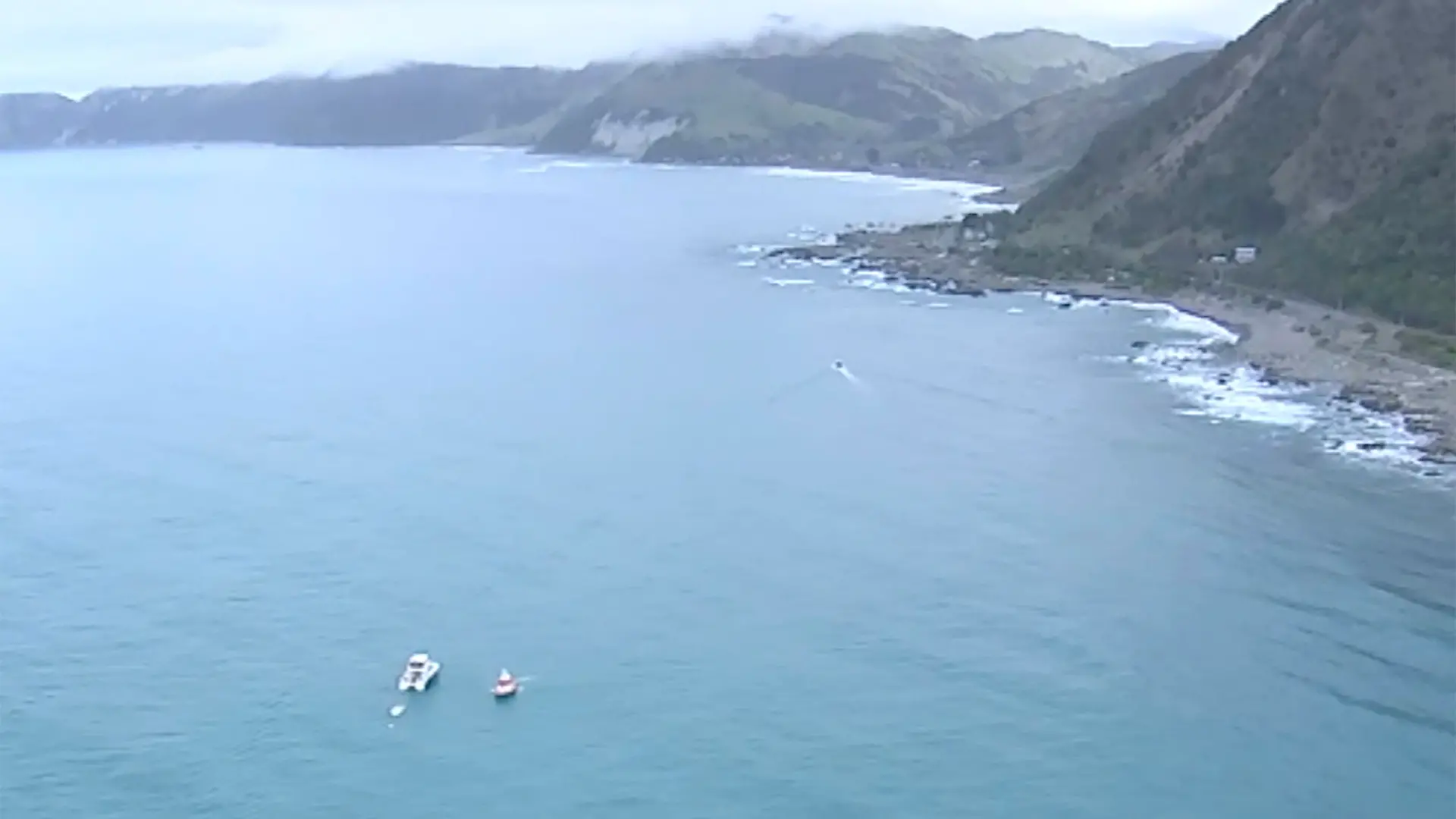 10.09.2022, Neuseeland, Kaikoura: Eine Luftaufnahme eines Videos zeigt ein Rettungsboot, das sich einem gekenterten Boot nähert bei Kaikoura vor Neuseeland. Fünf Menschen starben am Samstag, 10.09.2022 in Neuseeland, nachdem das kleine Charterboot, auf dem sie sich befanden, nach Angaben der Behörden gekentert war, was möglicherweise auf einen Zusammenstoß mit einem Wal zurückzuführen ist. Sechs weitere Personen an Bord des Bootes konnten gerettet werden. Foto: Uncredited/TVNZ via AP/dpa +++ dpa-Bildfunk +++