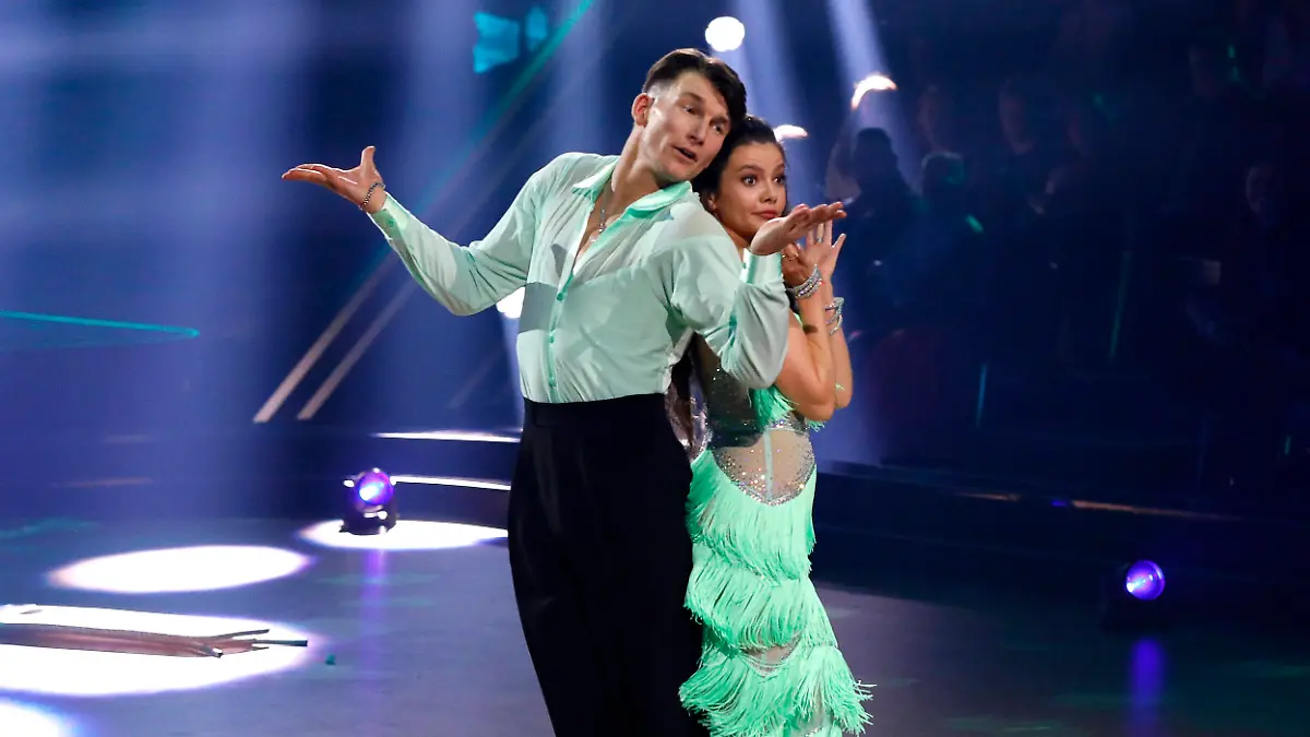 Maria Clara Groppler mit Mikael Tatarkin in der ersten Live-Show der 17. Staffel der RTL-Tanzshow Let s Dance im MMC Coloneum. Köln, 01.03.2024 *** Maria Clara Groppler with Mikael Tatarkin in the first live show of the 17th season of the RTL dance show Let s Dance at the MMC Coloneum Cologne, 01 03 2024 Foto:xR.xSchmiegeltx/xFuturexImagex lets_dance0103_4474