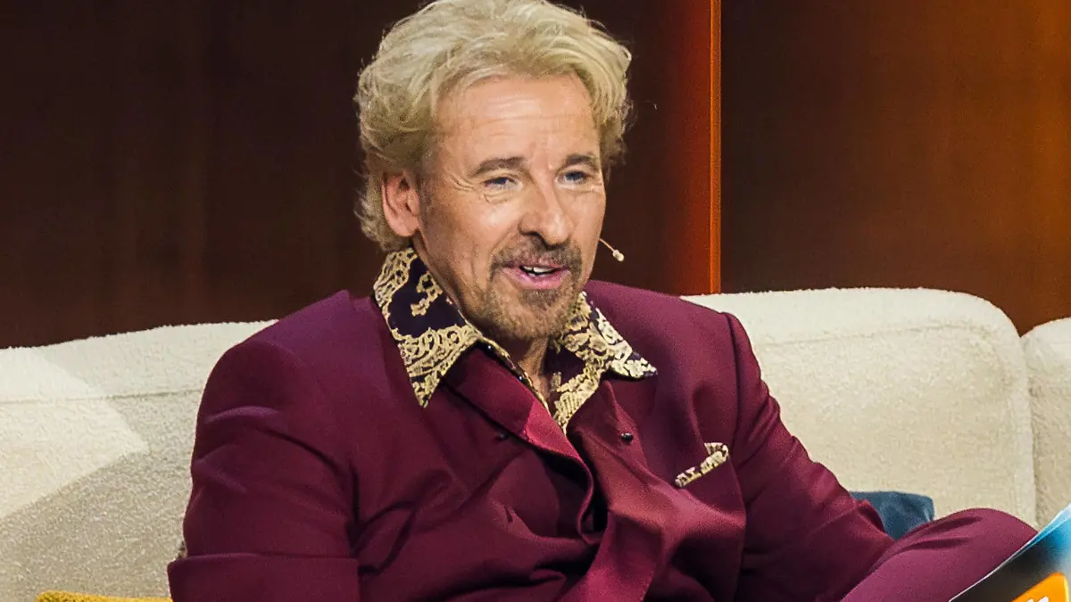 Offenburg Wetten, dass.. , Offenburg 2023 ZDF-Fernsehsendung Wetten, dass.. zum letzten mal moderiert von Thomas Gottschalk - hier mit Matthias Schweighöfer, 25. November 2023, Offenburg / Baden-Württemberg / Deutschland, EIBNER-PRESSEFOTO Tel: 0172 837 4655 *** Offenburg Wetten, dass , Offenburg 2023 ZDF TV show Wetten, dass hosted for the last time by Thomas Gottschalk here with Matthias Schweighöfer, November 25, 2023, Offenburg Baden Württemberg Germany, EIBNER PRESS PHOTO Tel 0172 837 4655 Copyright: xSocher/xEibner-Pressefotox EP_kso