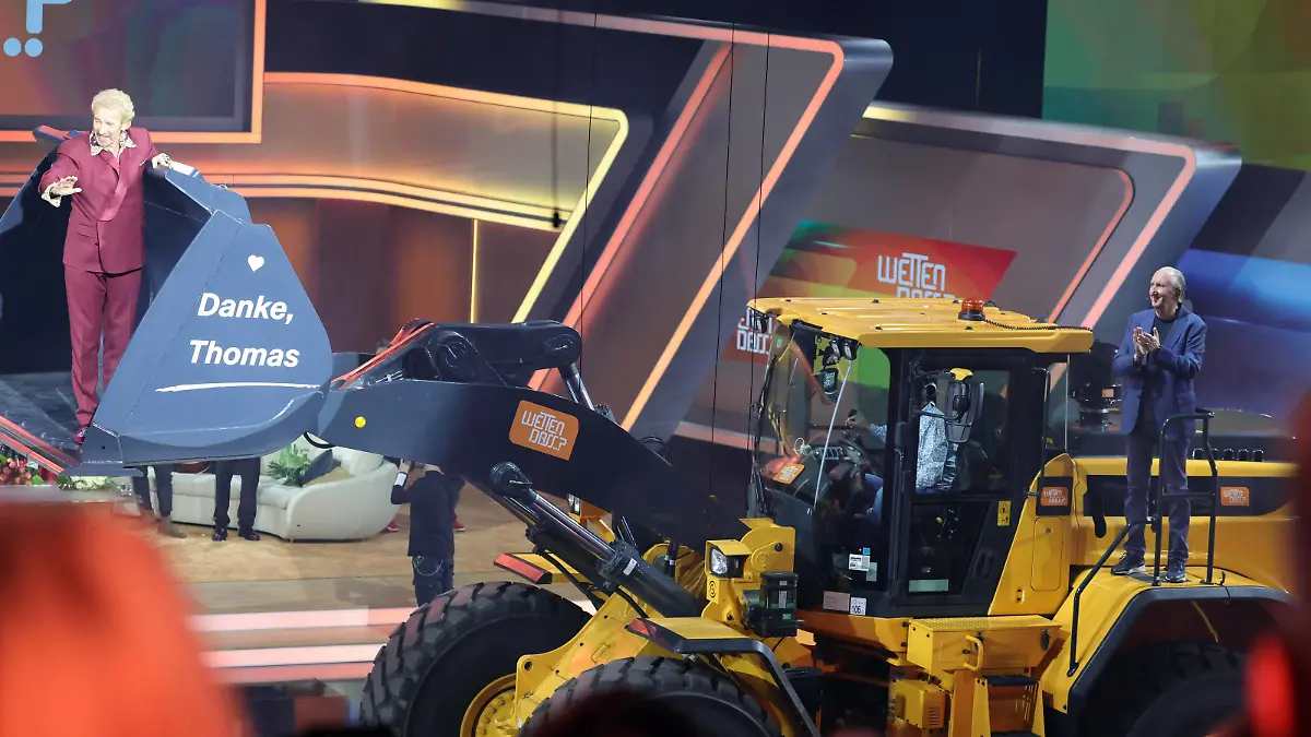 ZDF-Unterhaltungsshow Wetten dass.. - live aus Offenburg Moderator Thomas Gottschalk verabschiedet sich von Wetten dass.. und wird in einer Baggerschaufel abtransportiert. ZDF-Unterhaltungsshow Wetten dass.. vom 25.11.2023. Live-Übertragung aus der Baden-Arena Offenburg, Baden-Württemberg, Deutschland. *** ZDF entertainment show Wetten dass live from Offenburg Presenter Thomas Gottschalk says goodbye to Wetten dass and is transported away in an excavator shovel ZDF entertainment show Wetten dass from 25 11 2023 Live broadcast from the Baden Arena Offenburg, Baden Württemberg, Germany