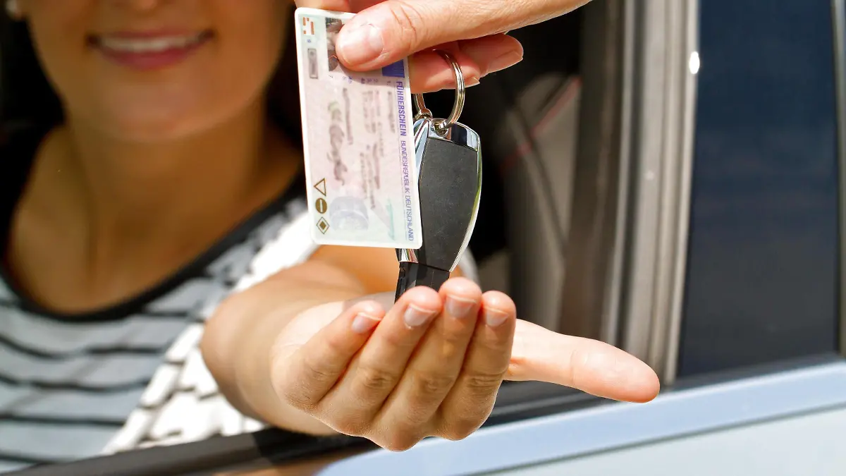 passed driving test model released Symbolfoto PUBLICATIONxINxGERxSUIxAUTxONLY Copyright: xGoodphotosx Panthermedia13154446