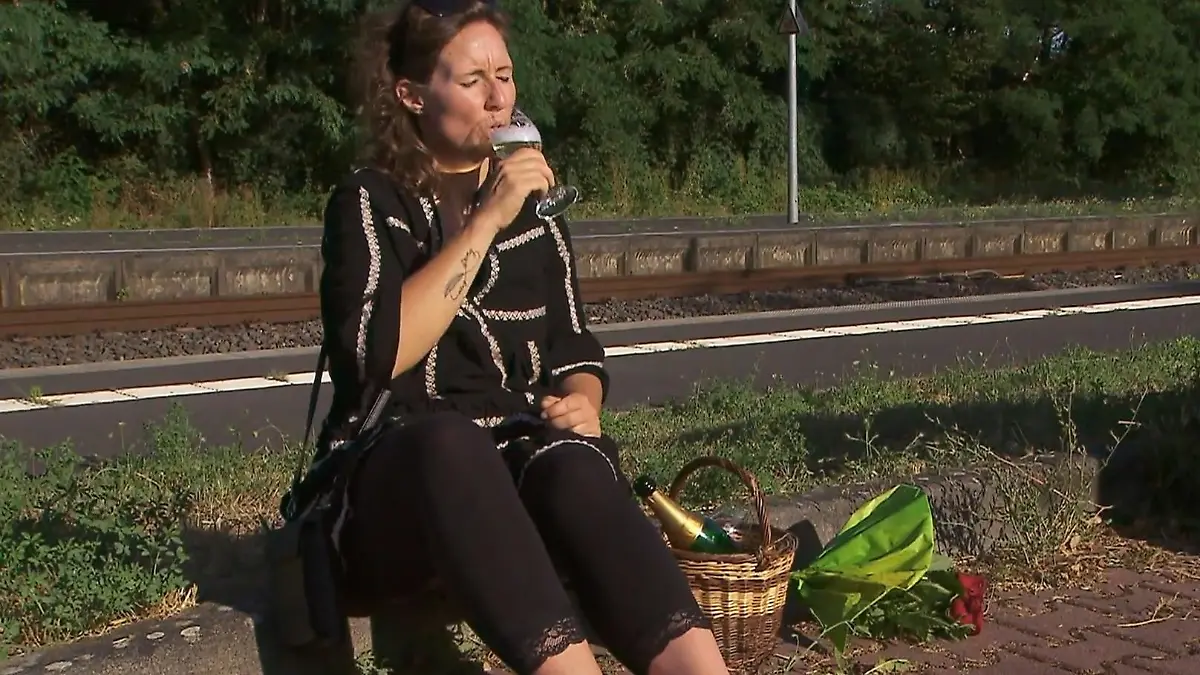 Bauer Steffen lässt Hofdame Kathrin am Bahnhof sitzen - zum Glück gibt's Sekt!