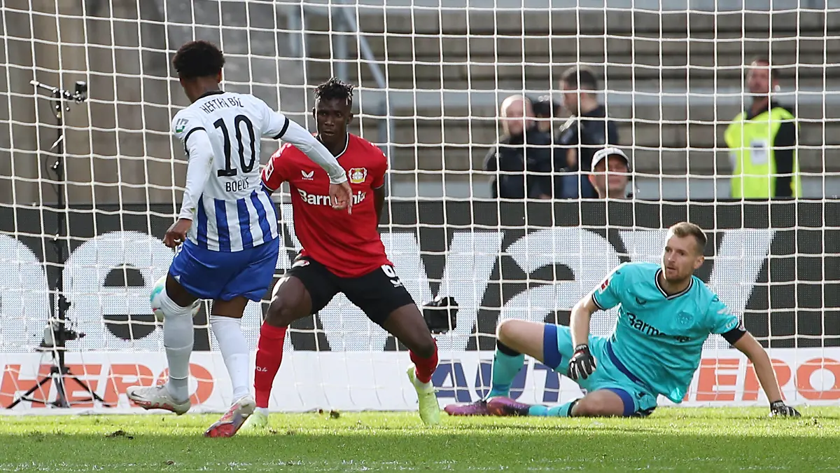Jean Paul Boetius schießt Odilon Kossounou an den Arm, Torwart Lukas Hradecky / Zweikampf / Spielszene / Aktion / / Fußball Fussball / DFL Bundesliga Herren / 6.Spieltag Saison 2022/2023 / 10.09.2022 / Hertha BSC Berlin vs. Bayer 04 Leverkusen LEV / *** Jean Paul Boetius shoots Odilon Kossounou on the arm, goalkeeper Lukas Hradecky duel match scene action sports football soccer DFL Bundesliga men 6 matchday season 2022 2023 10 09 2022 Hertha BSC Berlin vs Bayer 04 Leverkusen LEV 