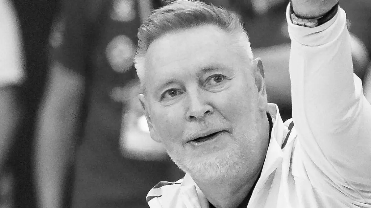 ARCHIV - 10.05.2023, Baden-Württemberg, Stuttgart: Volleyball, Frauen: Bundesliga, MTV Stuttgart - SC Potsdam, Meisterschaftsrunde, Finale, 3. Spieltag, Scharrena Stuttgart. Stuttgarts Trainer Tore Aleksandersen (l) sitzt neben der Sportlichen Leiterin Kim Oszvald-Renkema. Nun ist Aleksandersen im Alter von 55 Jahren gestorben. (zu dpa: «Volleyball-Meister Stuttgart trauert um Ex-Trainer Aleksandersen») Foto: Tom Weller/dpa +++ dpa-Bildfunk +++