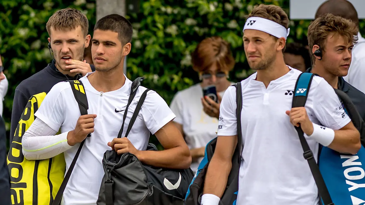 Carlos Alcaraz and Casper Ruud enter the court for their match during the Giorgio Armani Tennis Classic at the Hurlingham Club, London, UK on 25 June 2022. PUBLICATIONxNOTxINxUK Copyright: xPhilxHutchinsonx 32470004