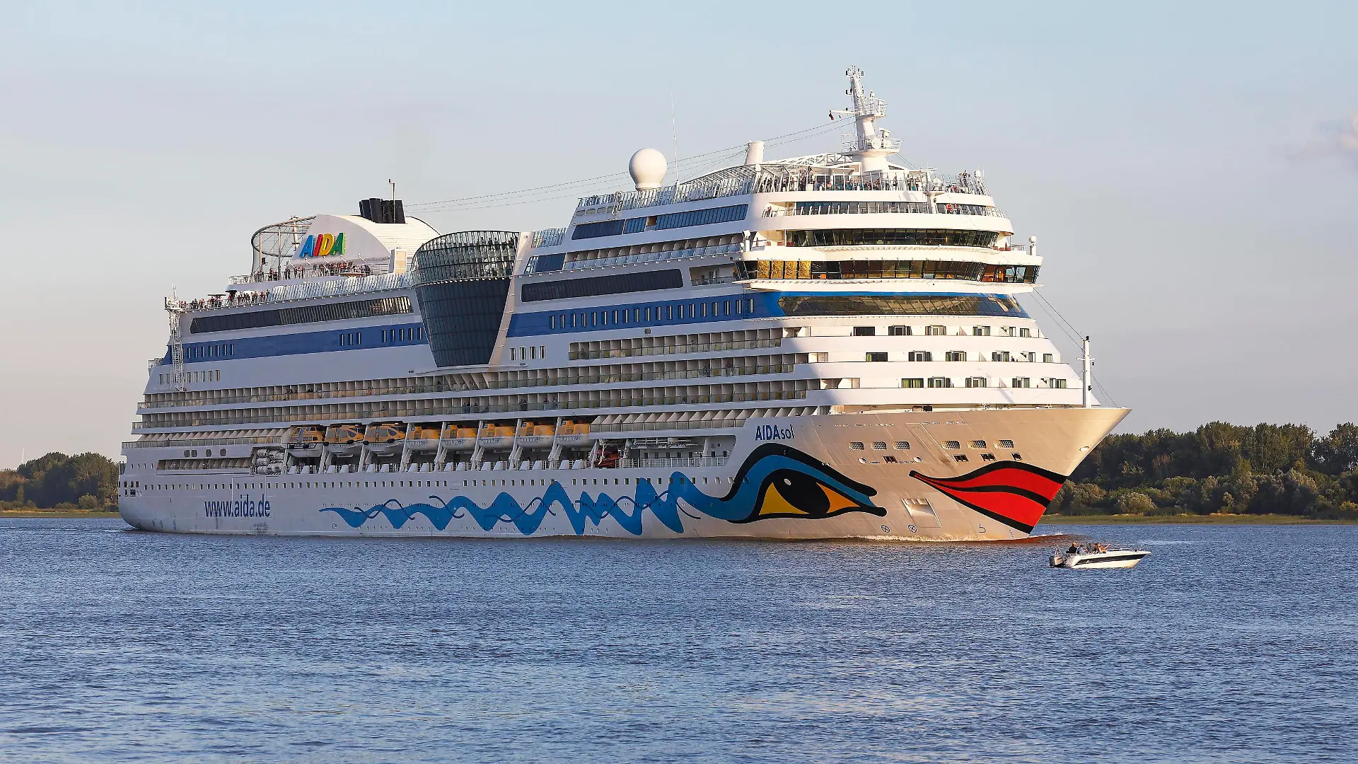 Kreuzfahrtschiff AIDA Sol verlässt den Hamburger Hafen im Abendlicht auf der Elbe, Hamburg, Deutschland, Europa *** Cruise ship Aida Sol leaves the Hamburg Port at Evening light at the Elbe, Hamburg, Germany, Europe Copyright: imageBROKER/JustusxdexCuveland ibluve08483342.jpg Bitte beachten Sie die gesetzlichen Bestimmungen des deutschen Urheberrechtes hinsichtlich der Namensnennung des Fotografen im direkten Umfeld der Veröffentlichung!