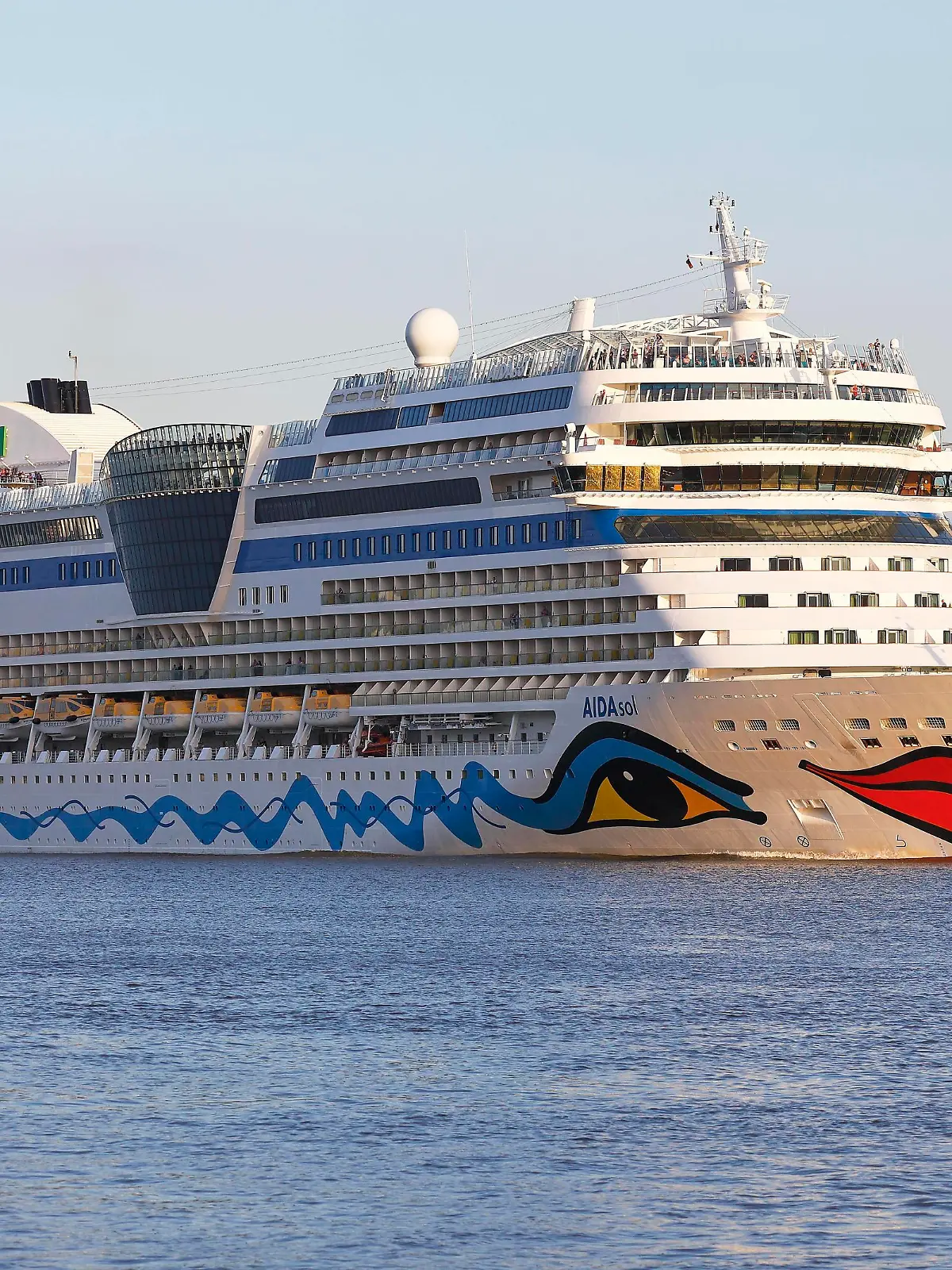 Kreuzfahrtschiff AIDA Sol verlässt den Hamburger Hafen im Abendlicht auf der Elbe, Hamburg, Deutschland, Europa *** Cruise ship Aida Sol leaves the Hamburg Port at Evening light at the Elbe, Hamburg, Germany, Europe Copyright: imageBROKER/JustusxdexCuveland ibluve08483342.jpg Bitte beachten Sie die gesetzlichen Bestimmungen des deutschen Urheberrechtes hinsichtlich der Namensnennung des Fotografen im direkten Umfeld der Veröffentlichung!