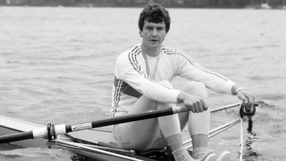 Peter Michael Kolbe in seinem Ruderboot Peter Michael Kolbe in seinem Ruderboot *** Peter Michael Kolbe in his rowboat Peter Michael Kolbe in his rowboat