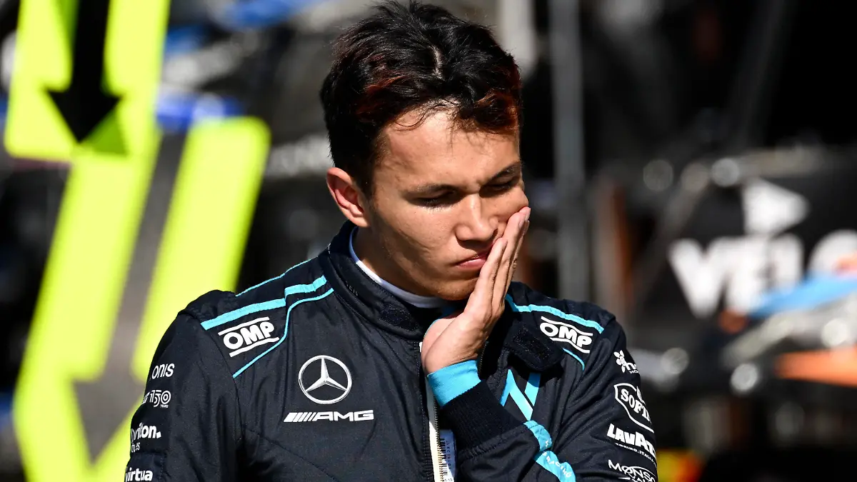 03.09.2022, Niederlande, Zandvoort: Motorsport: Formel-1-Weltmeisterschaft, Grand Prix von Niederlande, Qualifying: Alexander Albon aus Thailand von Williams Racing geht durch die Boxengasse. Foto: Christian Bruna/POOL EPA/AP/dpa +++ dpa-Bildfunk +++