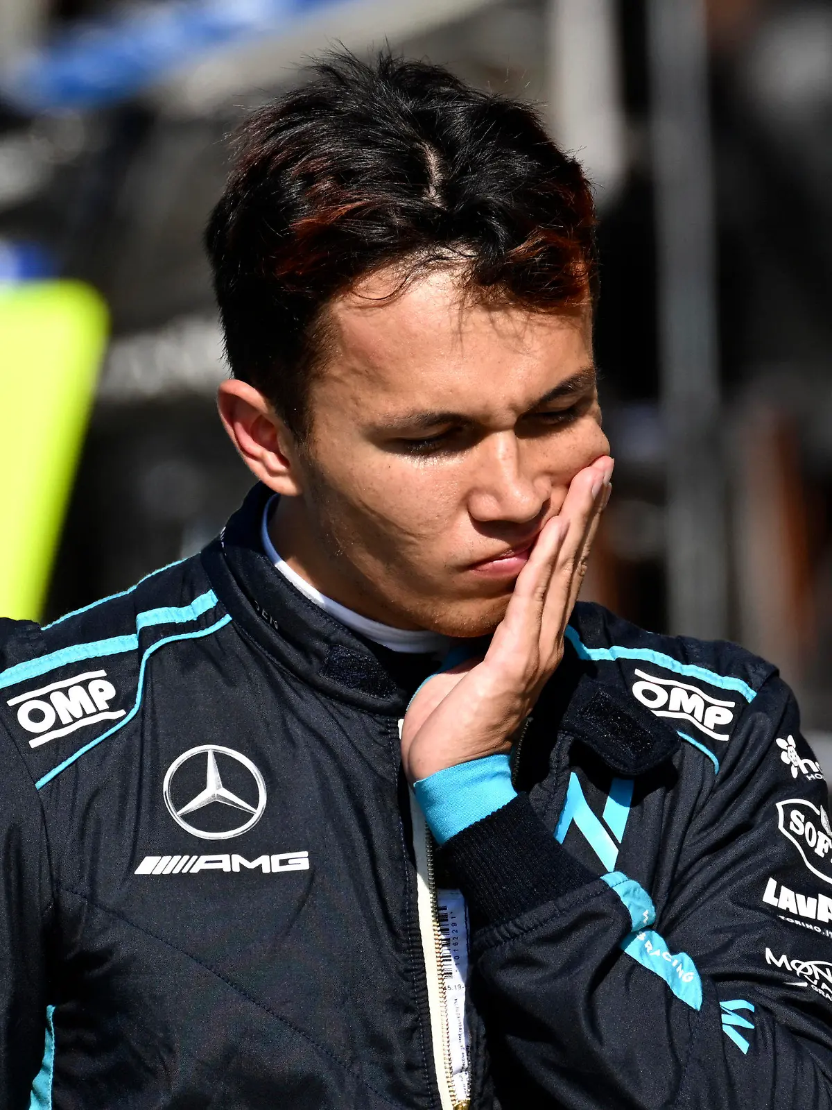 03.09.2022, Niederlande, Zandvoort: Motorsport: Formel-1-Weltmeisterschaft, Grand Prix von Niederlande, Qualifying: Alexander Albon aus Thailand von Williams Racing geht durch die Boxengasse. Foto: Christian Bruna/POOL EPA/AP/dpa +++ dpa-Bildfunk +++