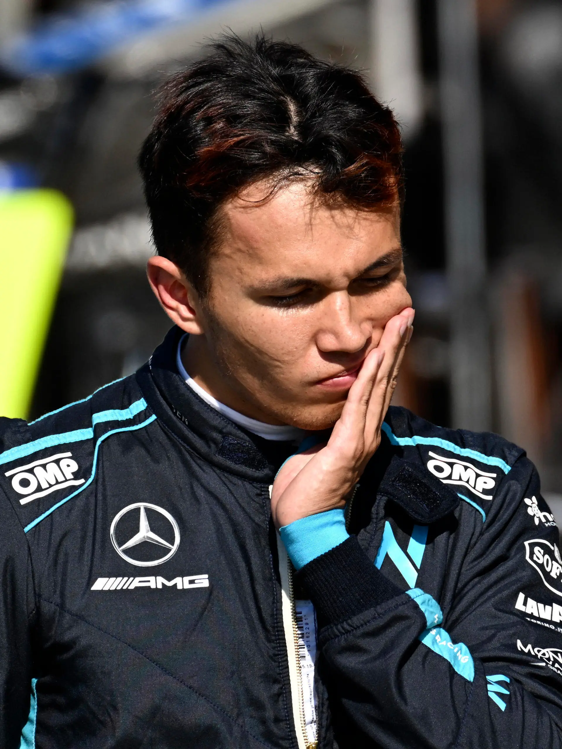 03.09.2022, Niederlande, Zandvoort: Motorsport: Formel-1-Weltmeisterschaft, Grand Prix von Niederlande, Qualifying: Alexander Albon aus Thailand von Williams Racing geht durch die Boxengasse. Foto: Christian Bruna/POOL EPA/AP/dpa +++ dpa-Bildfunk +++