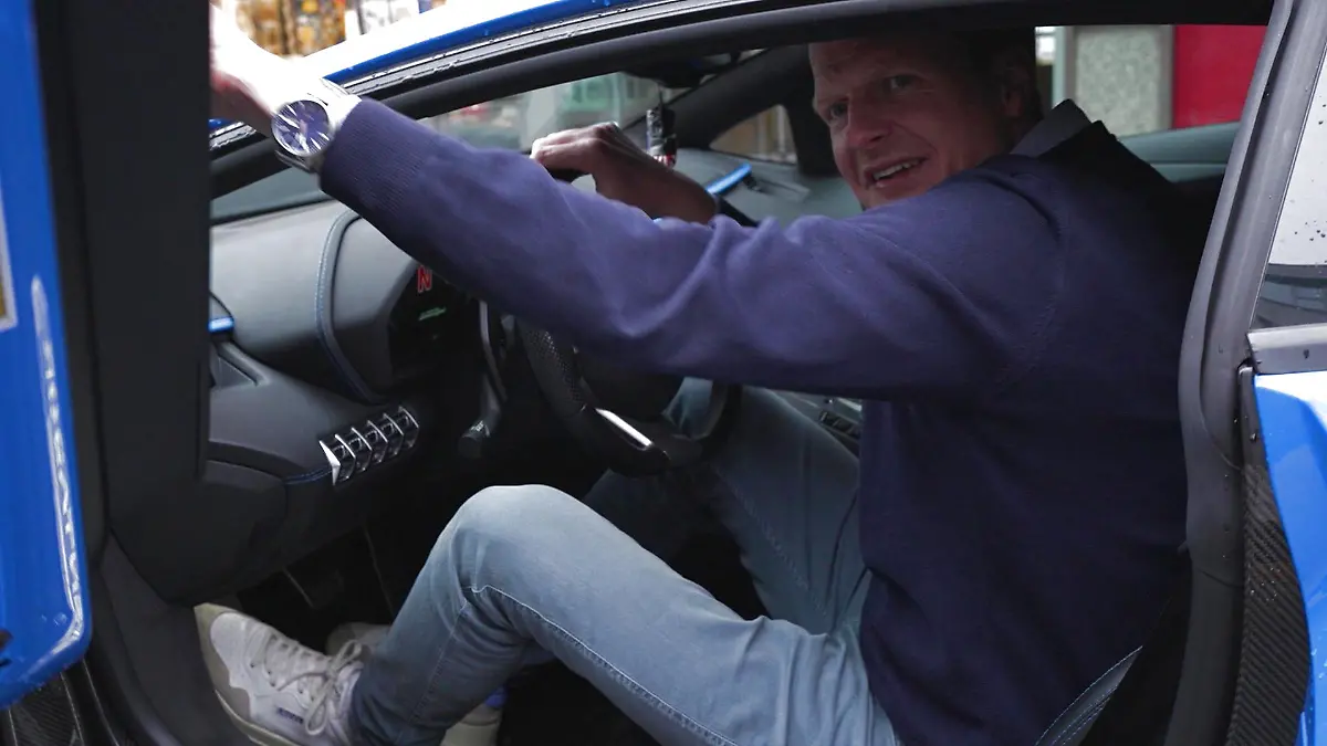 RTL-Reporter Jan Heikrodt macht sich im knallblauen Lamborghini auf, um zu testen, ob das Geschoss seine Dating-Chancen bei den Damen erhöht.