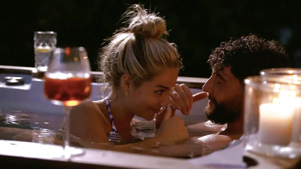 Im Whirlpool bringen Umut und Verführerin Emma sich in Stimmung und genießen die letzten Stunden auf der Insel der Versuchung von „Temptation Island VIP“.