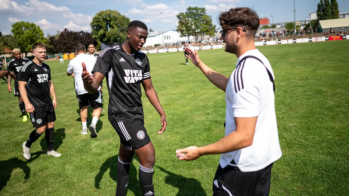 14.08.2022, Berlin: Fußball, Berlin-Pokal, Delay Sports Berlin - 1. Traber FC Mariendorf: Elias Nerlich (r), FIFA-Streamer, beglückwünscht seine Spieler vom Delay Sports Berlin nach einem Tor. Das neue Kreisliga C Team Delay Sports Berlin wurde vom FIFA-Streamer und Influencer Nerlich gegründet. Mit einer vom Berliner Fußballverband (BFV) erteilten Ausnahmegenehmigung startet der
Verein in der elften Liga. Foto: Fabian Sommer/dpa +++ dpa-Bildfunk +++