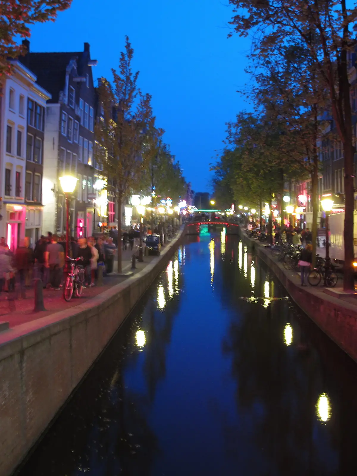 Stadtansicht von Amsterdam, hier abendliche Aufnahme einer Gracht im Rotlichtviertel der Stadt, aufgenommen am 28.04.2011. Foto: Soeren Stache | Verwendung weltweit
