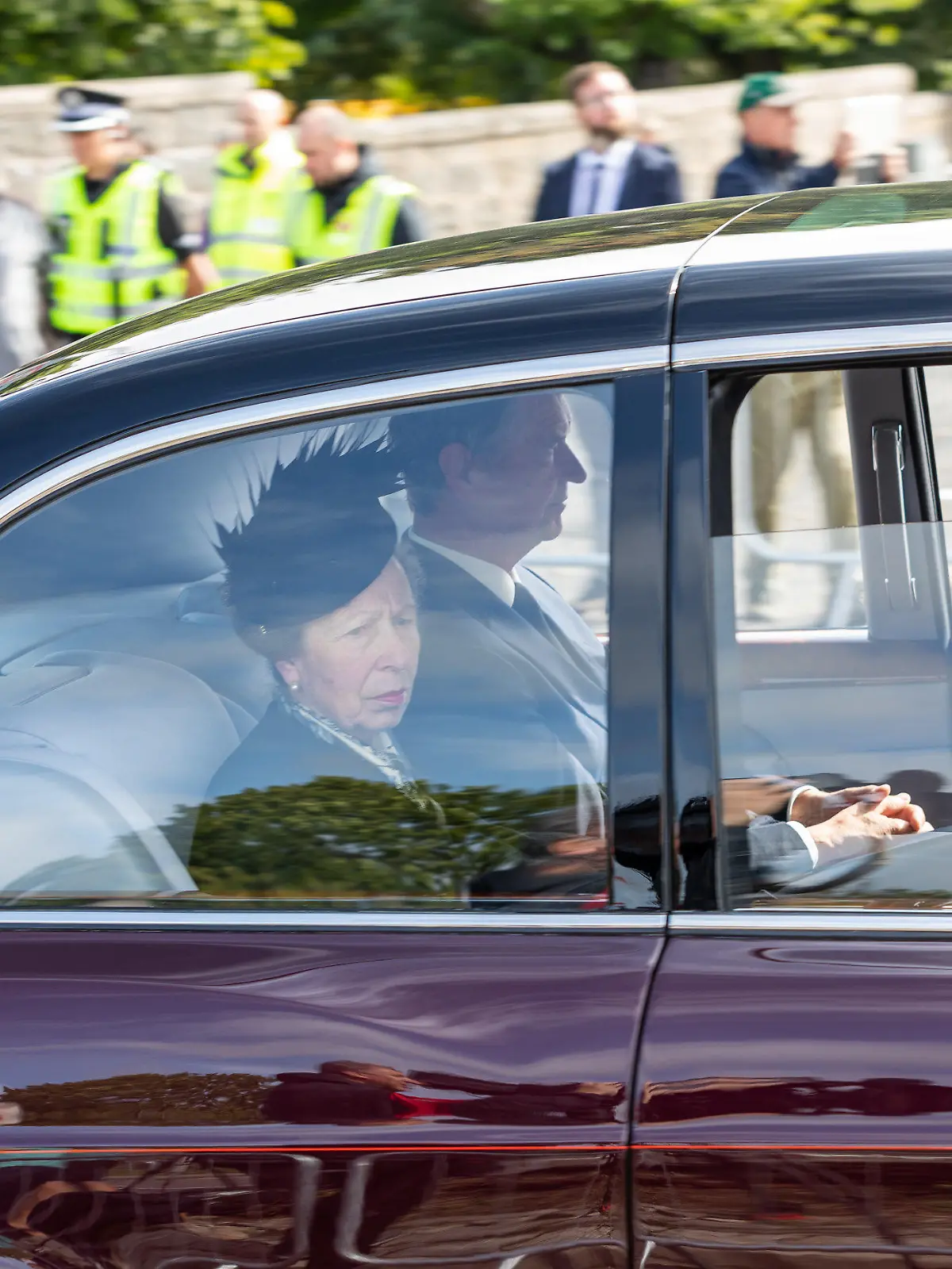 11.09.2022, Großbritannien, Aberdeen: Prinzessin Anne, The Princess Royal, und ihr Ehemann Admiral Sir Tim Laurence fahren hinter dem Leichenwagen mit dem Sarg ihrer Mutter, Königin Elisabeth II. von Großbritannien, der mit der königlichen Standarte von Schottland geschmückt ist, durch Aberdeen auf dem Weg von Balmoral nach Edinburgh. Foto: Paul Campbell/PA Wire/dpa +++ dpa-Bildfunk +++