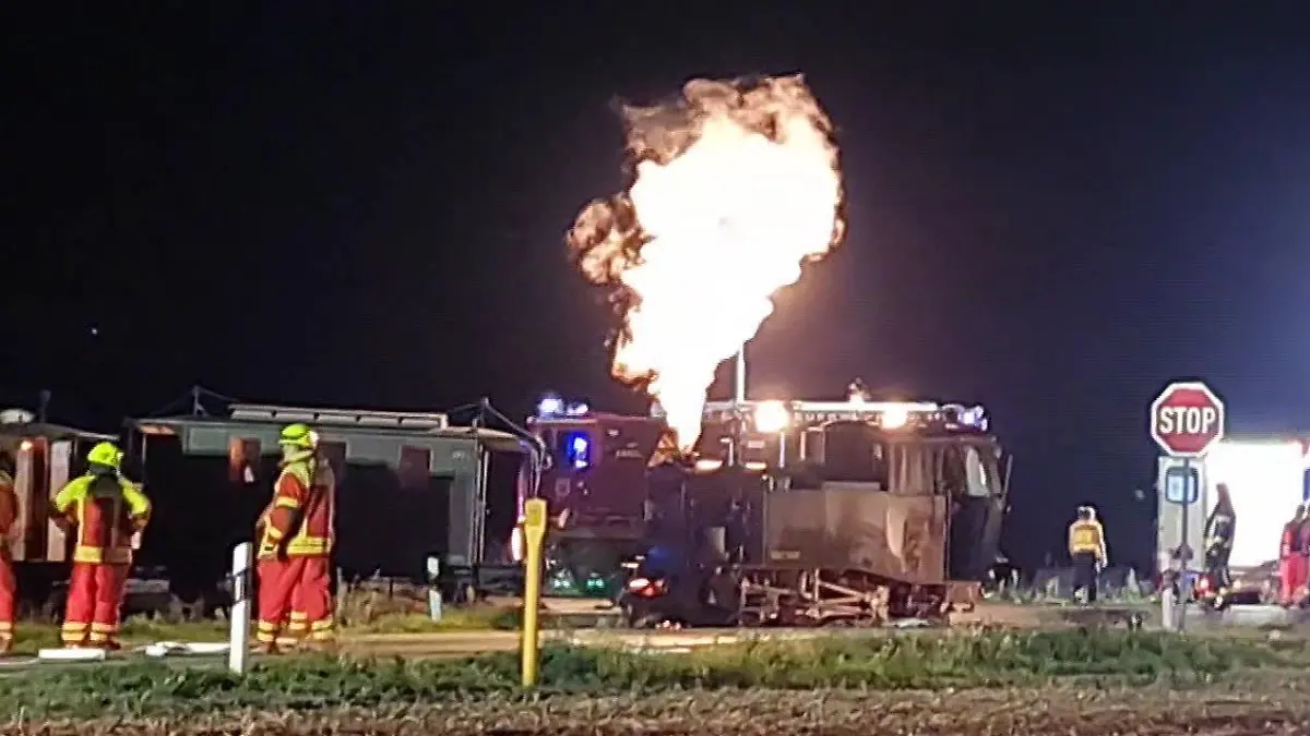 Der Traktor rammte die Bahn - fünf Menschen wurden schwer verletzt.