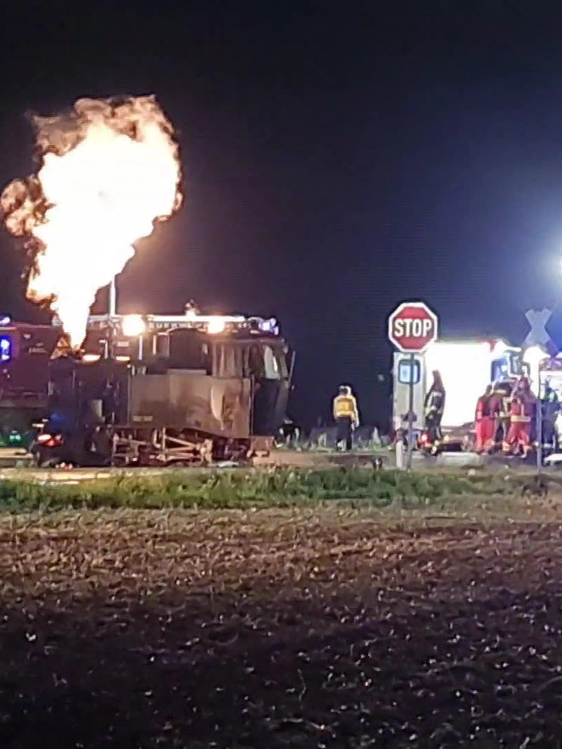 Der Traktor rammte die Bahn - fünf Menschen wurden schwer verletzt.
