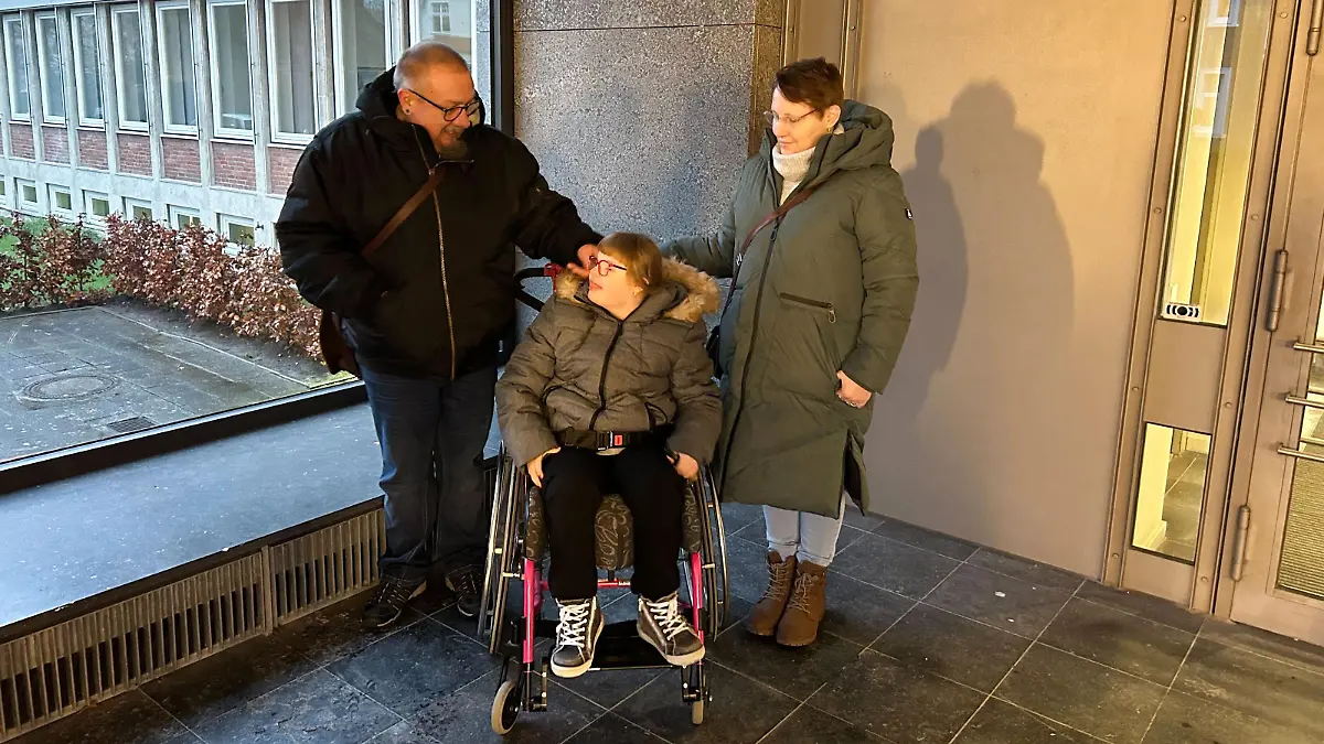 Am Landgericht Oldenburg erhoffen sich die Lehmanns endlich Gewissheit und eine Antwort auf die Frage, ob ihrer Tochter tatsächlich Leid hätte erspart werden können